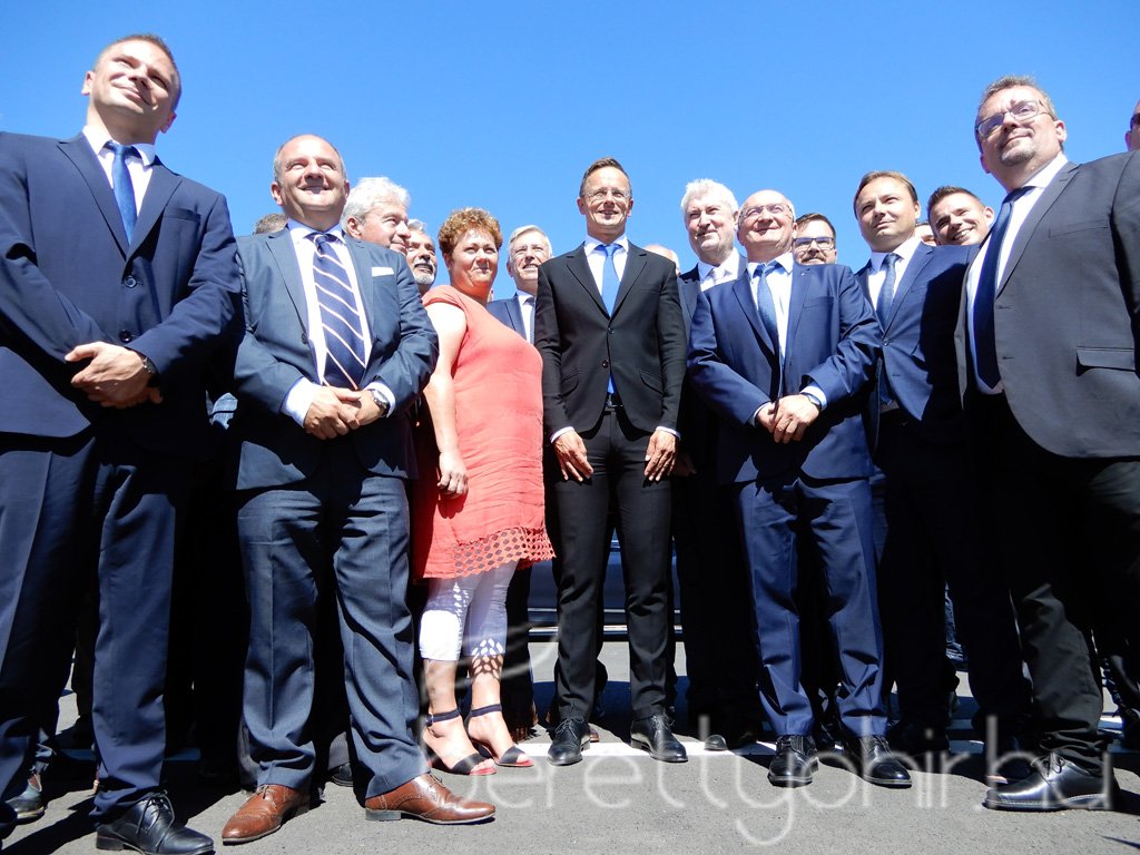 Átadták az M4-es autópálya Ártándig tartó szakaszát35